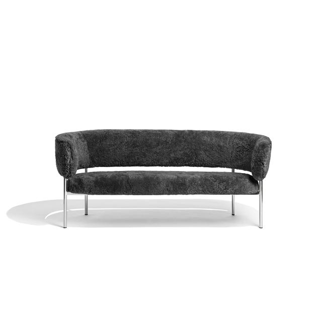 Møbel Copenhagen Font Sofa Sheepskin Grå Poleret Stål Stel